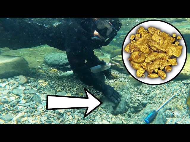 GOLD Loaded Crevice Found Underwater! - YouTube